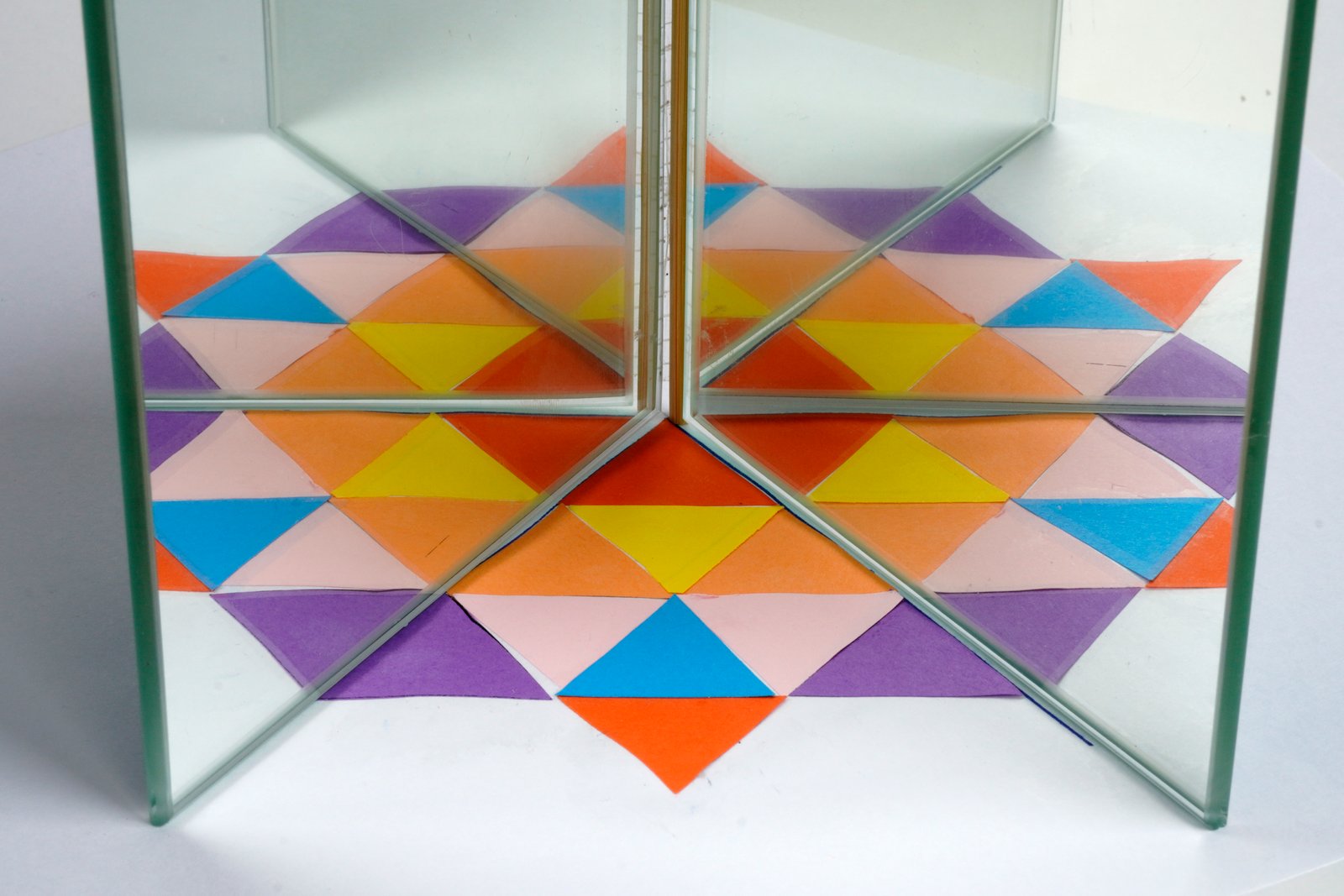 ONTDEKKINGEN MET EEN SPIEGELBOEKJE