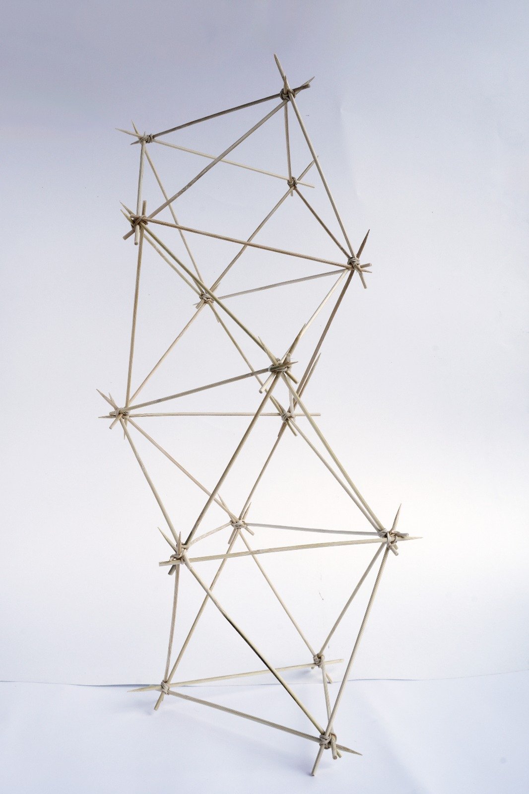 EEN TOREN VOL DRIEHOEKEN BOUWEN