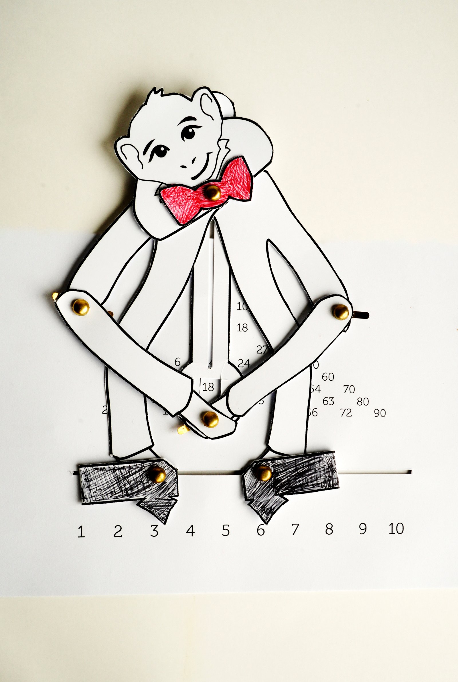 EEN REKENAAP IN ELKAAR STEKEN