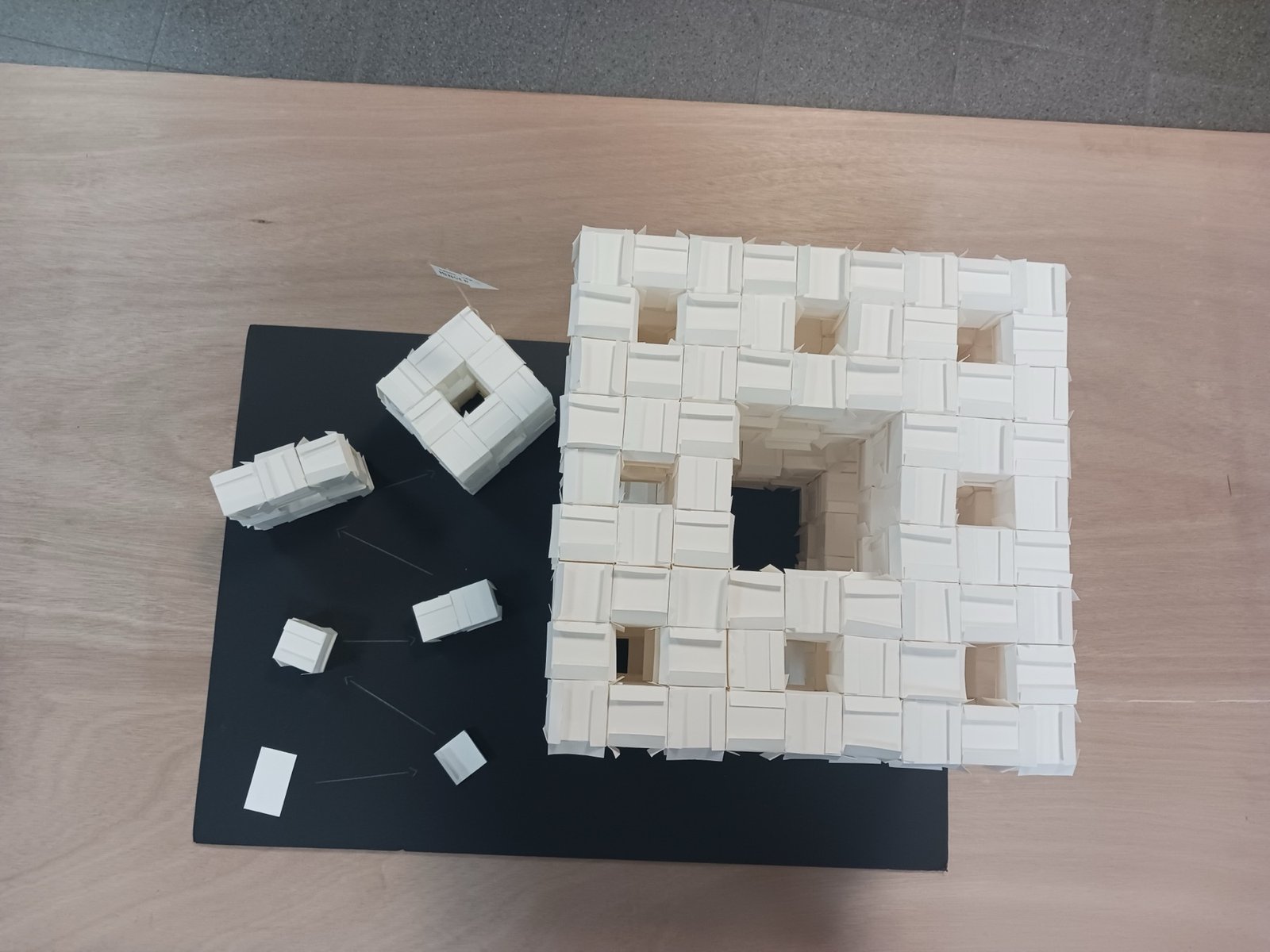 Papiersculptuur van Clara Pauwels en Marieke Wijnen, overzicht van bovenaf