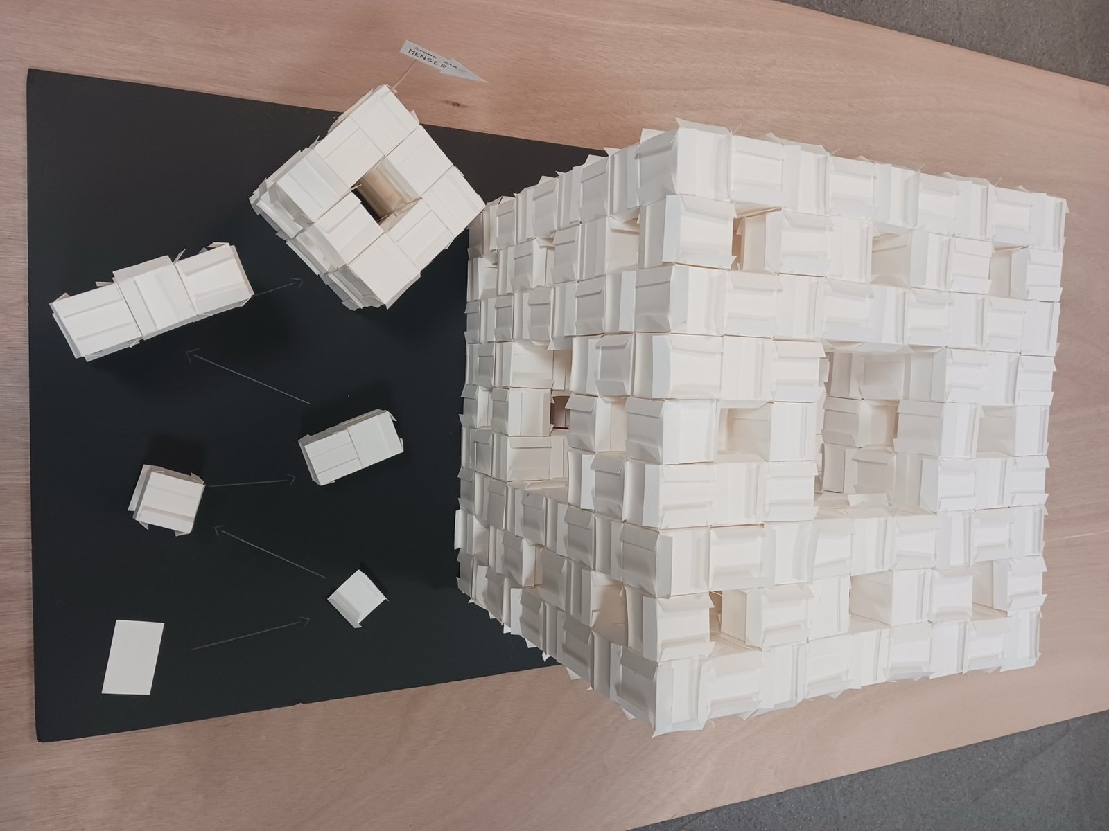 Papiersculptuur van Clara Pauwels en Marieke Wijnen, zicht op de sculptuur