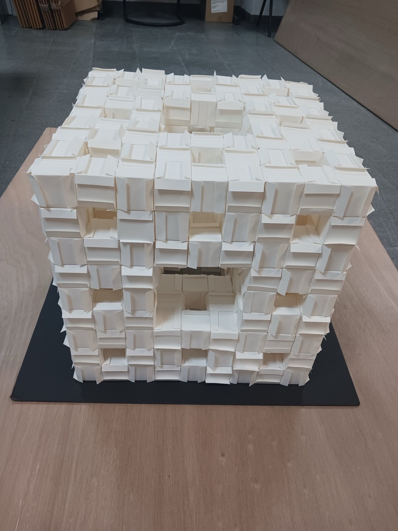 Papiersculptuur van Clara Pauwels en Marieke Wijnen, zijaanzicht