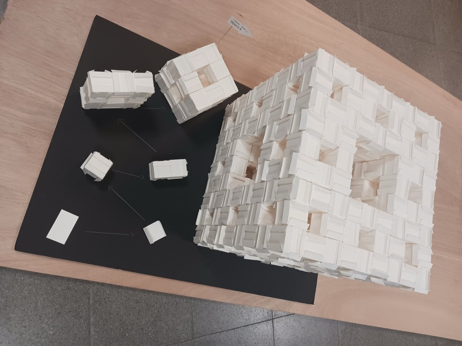 Papiersculptuur van Clara Pauwels en Marieke Wijnen, detail met losse papieren elementen
